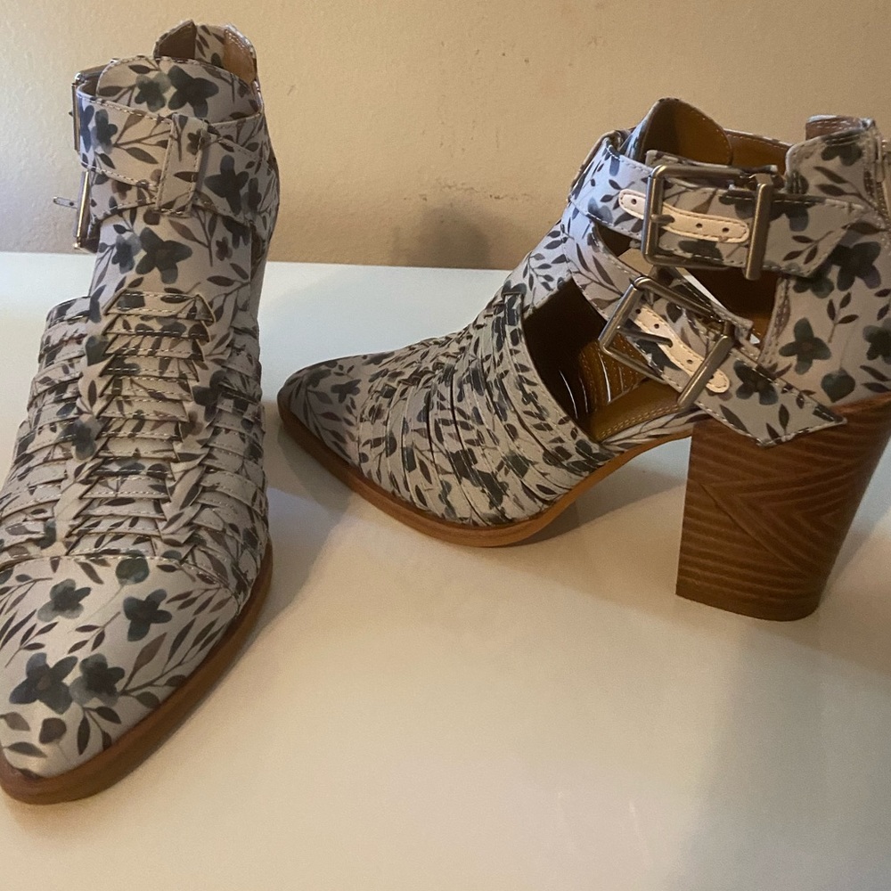 Gianni Bini bootiekryy    
BLACK FRIDAY DEALS CHECK OUT MY CLOSET